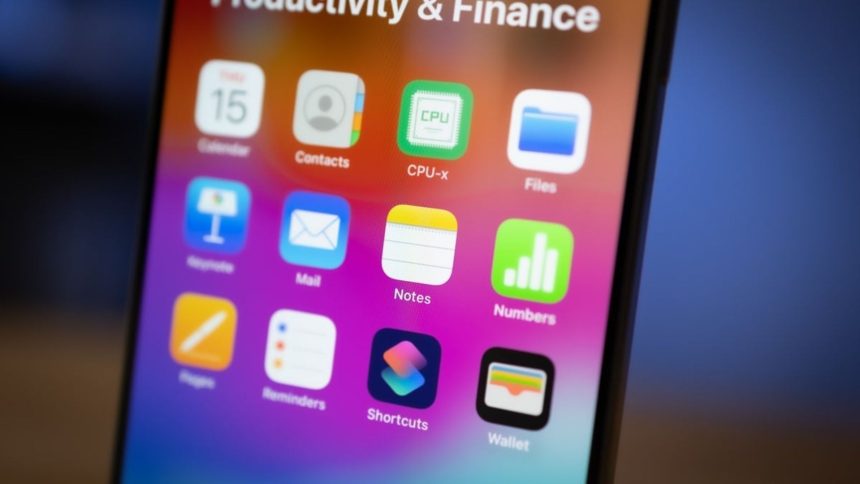 در iOS 18، کاربران آیفون می‌توانند تماس‌های تلفنی را ضبط کنند، رونویسی‌ها را بخوانند و خلاصه‌های ایجاد شده با هوش مصنوعی را دریافت کنند