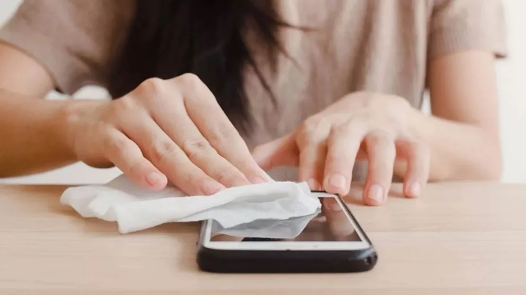استفاده از الکل برای تمیزکردن قاب سیلیکونی
