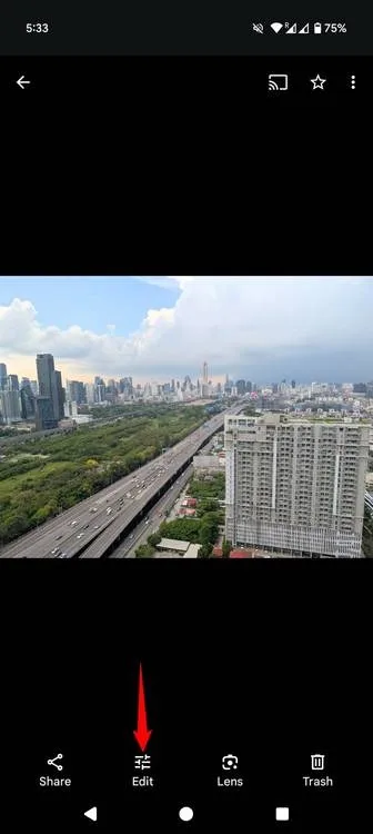 اپلیکیشن Google Photos را باز کنید و عکسی که می‌خواهید ویرایش کنید را انتخاب نمایید